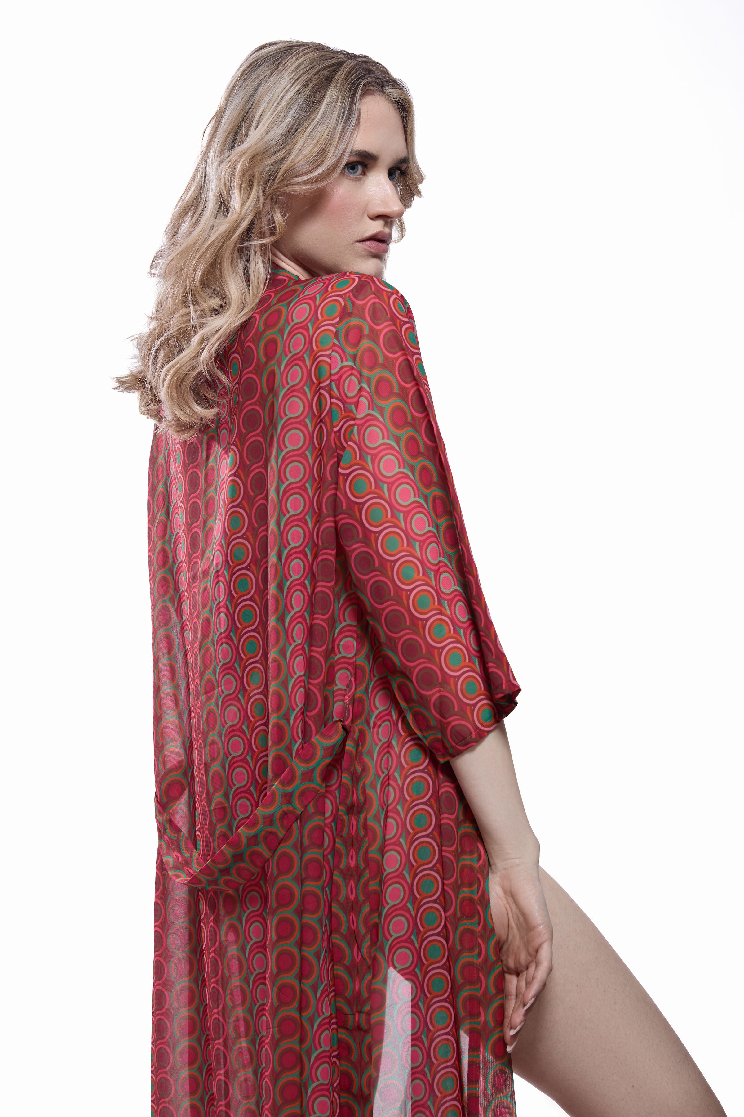 Rückansicht des Call me amore BELLA Kimonos in femininem Retro-Muster und langer fließend, eleganter Silhouette