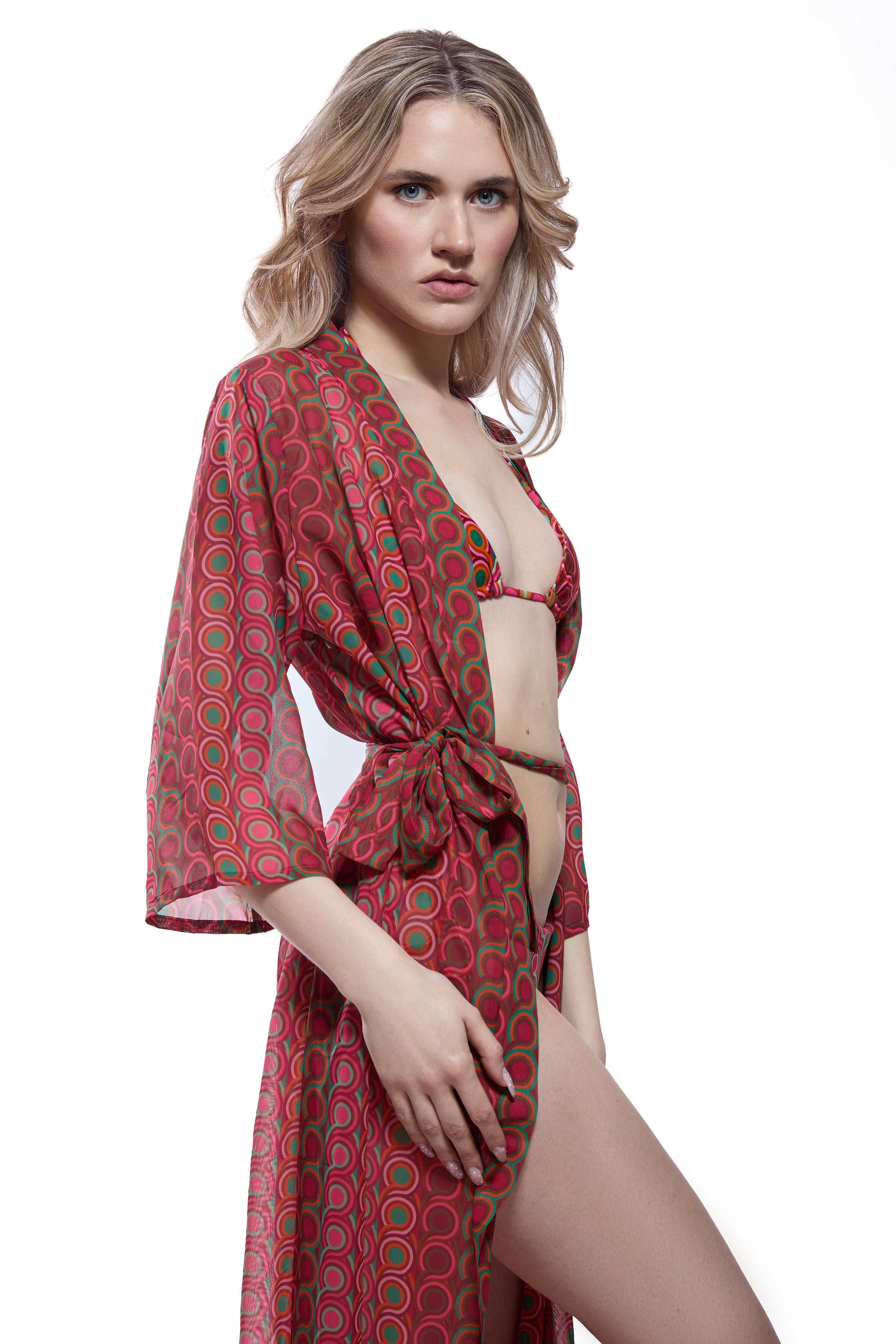 Seitenansicht des Call me amore BELLA Kimonos in femininem Retro-Muster und langer fließend, eleganter Silhouette