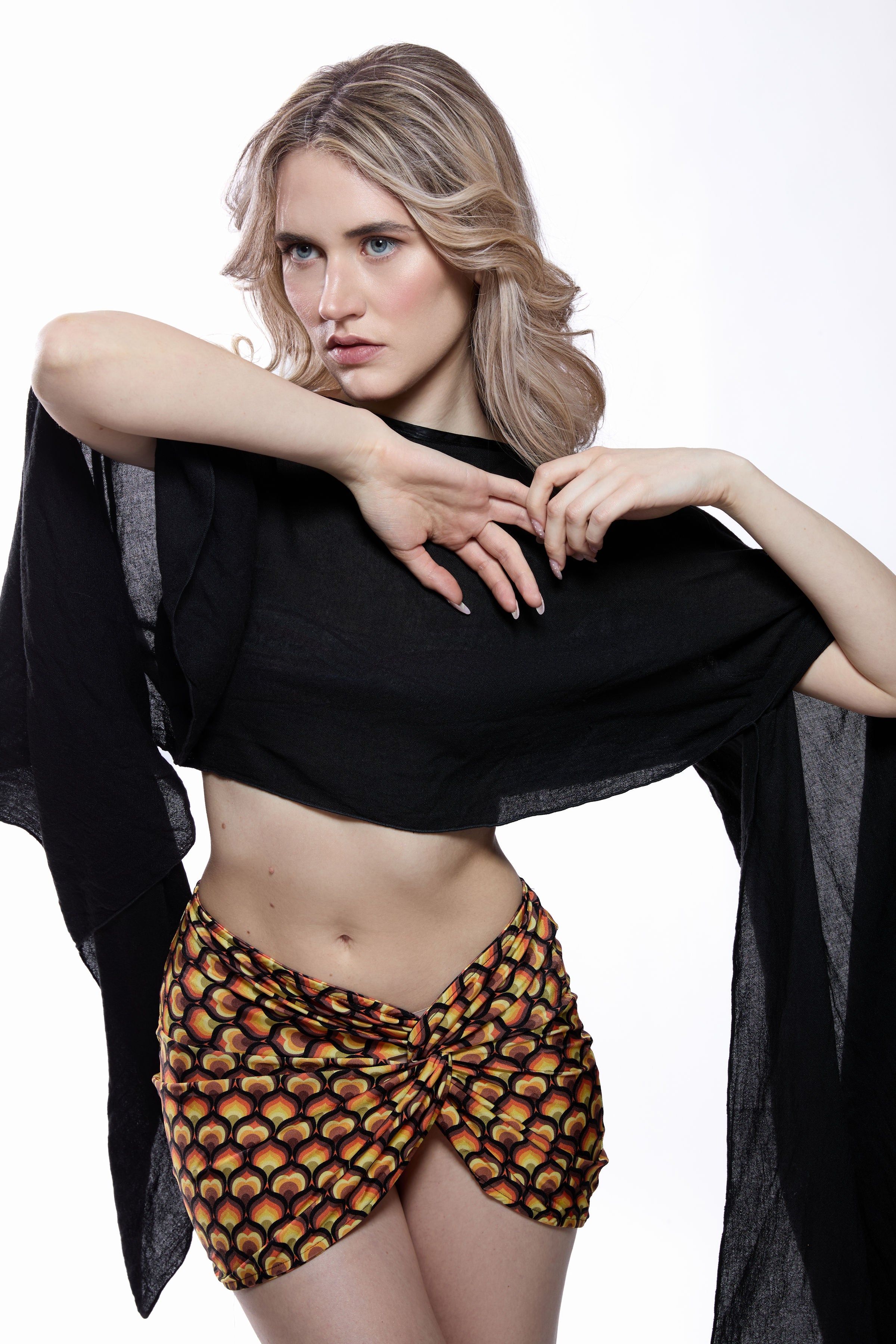 Frontalansicht 01 des Call me amore CARAMELLA Skirts in mehrfarbigem Retro-Print mit femininer Wickelsilhouette