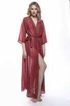 Frontansicht des Call me amore BELLA Kimonos in femininem Retro-Muster und langer fließend, eleganter Silhouette