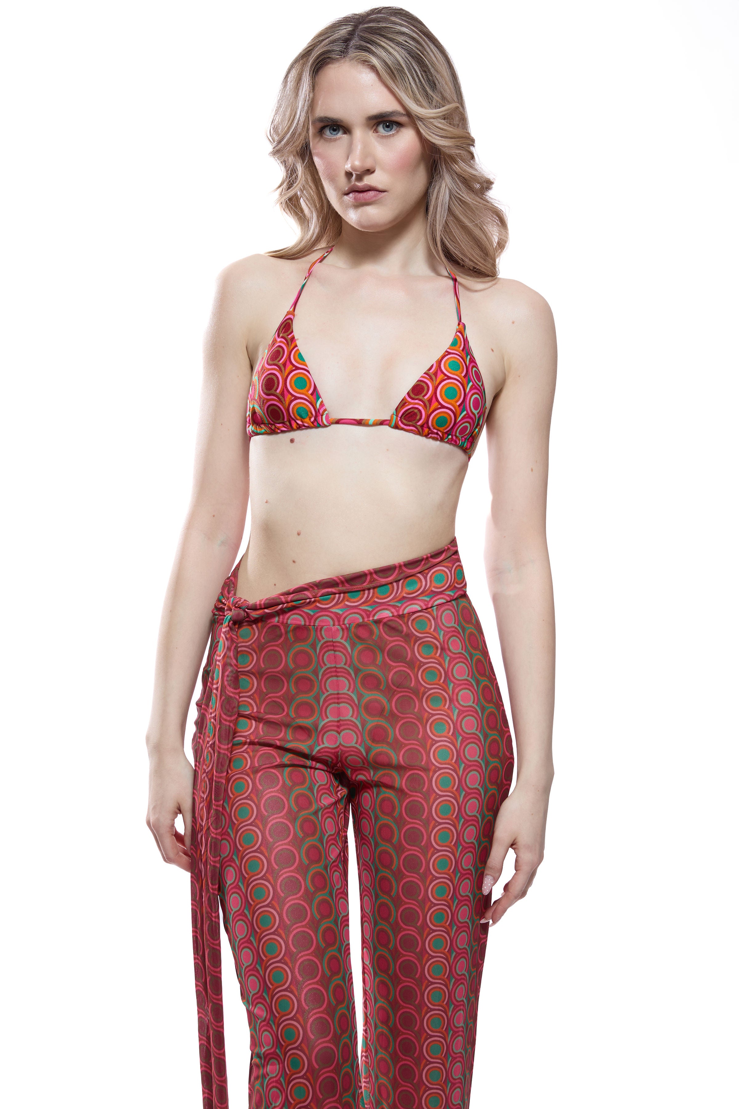 Frontalansicht der Call me amore BELLA Pants in mehrfarbigem Retro-Print mit lockerer fliessender Passform