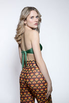 Rückansicht der Call me amore CARAMELLA Pants in mehrfarbigem Retro-Print mit lockerer fliessender Passform