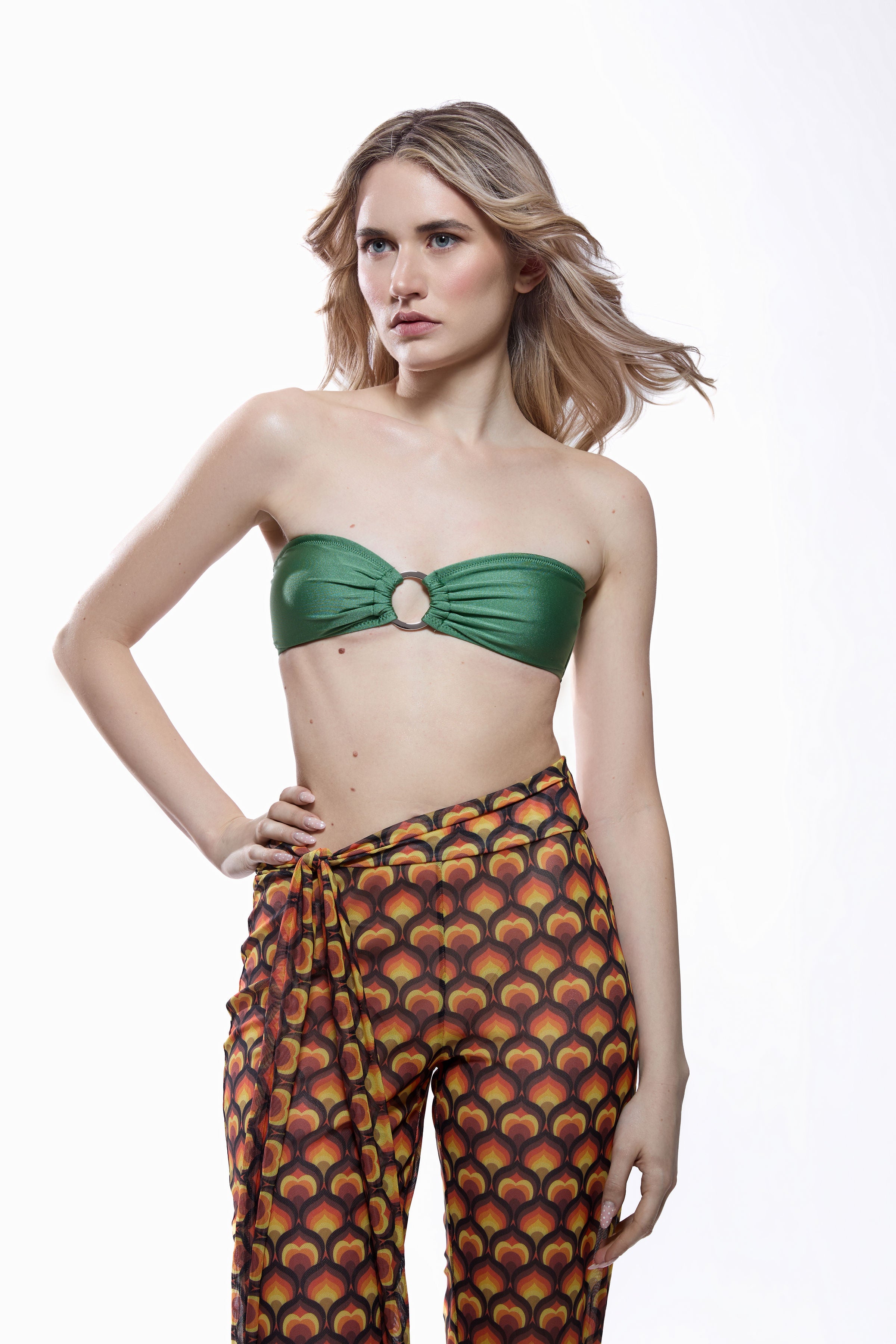 Frontalansicht der Call me amore CARAMELLA Pants in mehrfarbigem Retro-Print mit lockerer fliessender Passform