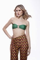 Frontalansicht der Call me amore CARAMELLA Pants in mehrfarbigem Retro-Print mit lockerer fliessender Passform
