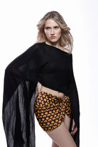 Seitenansicht des Call me amore CARAMELLA  Skirts in mehrfarbigem Retro-Print mit femininer Wickelsilhouette