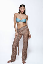 Frontalansicht der Call me amore NALA Pants in Leo-Print mit lockerer fliessender Passform