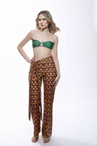 Frontalansicht der Call me amore CARAMELLA Pants in mehrfarbigem Retro-Print mit lockerer fliessender Passform